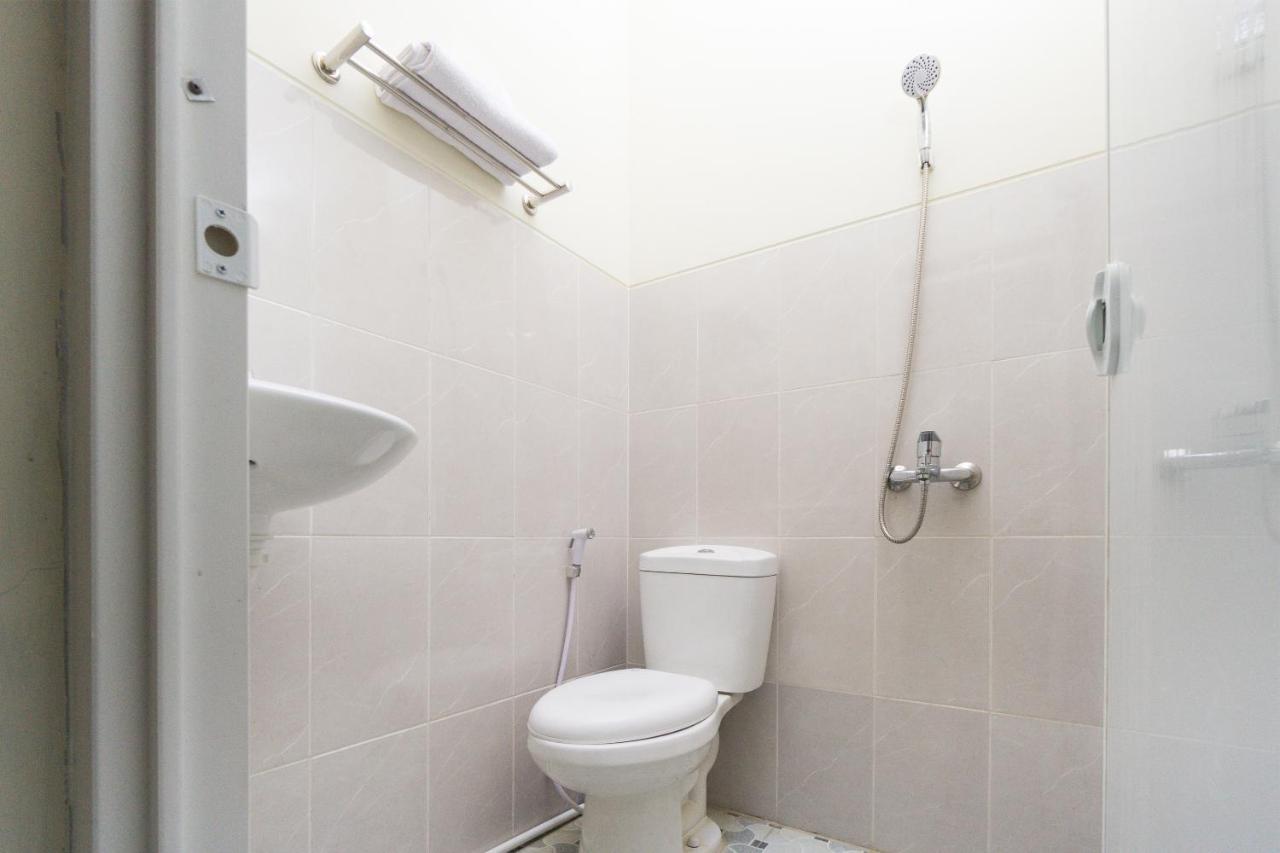 Hotel Oyo 1542 Yessy Mansion Ngabean Esterno foto