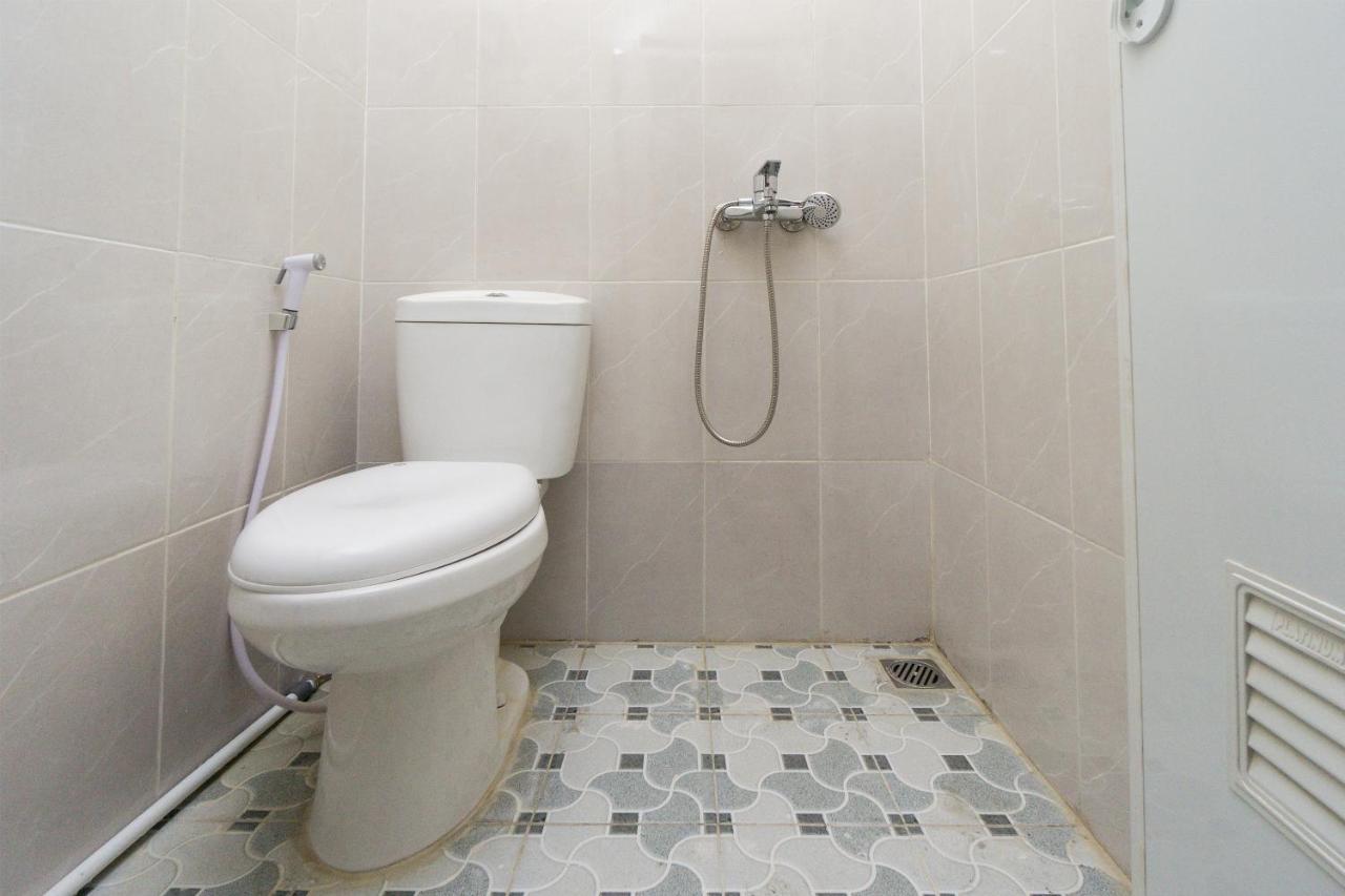 Hotel Oyo 1542 Yessy Mansion Ngabean Esterno foto