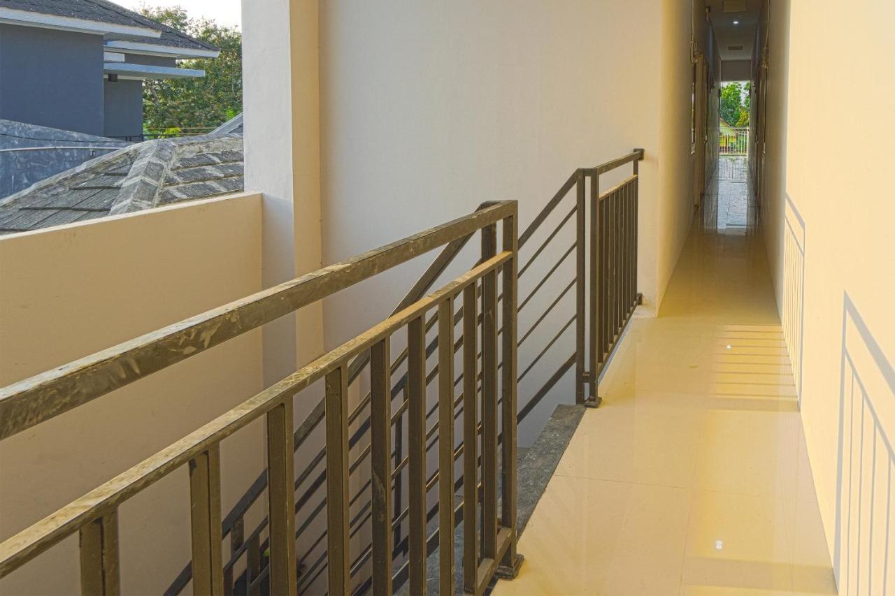 Hotel Oyo 1542 Yessy Mansion Ngabean Esterno foto
